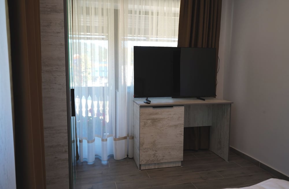 Basic Double Room, Balcony, Mountain View photo 2