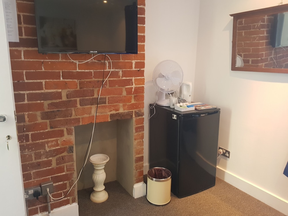 Budget Double Room (Shared Bathroom) photo 3