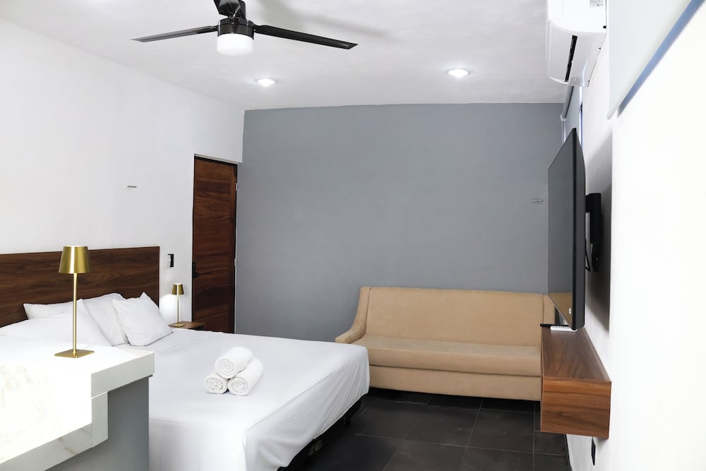 Comfort Studio, 1 King Bed photo 3