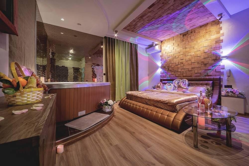 Honeymoon Suite, Jetted Tub