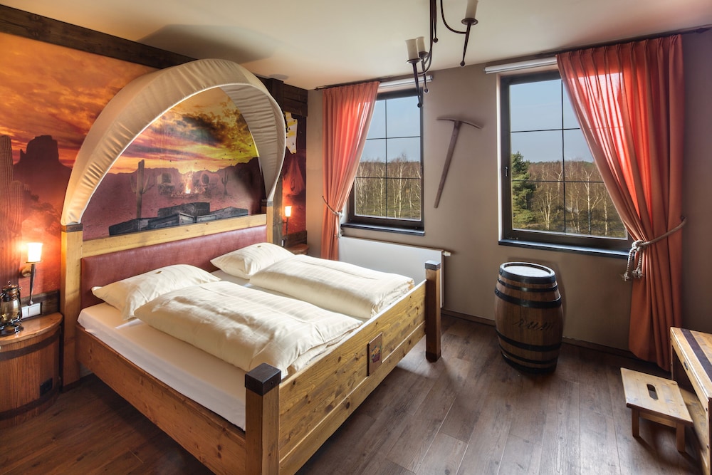 Western Room Premium