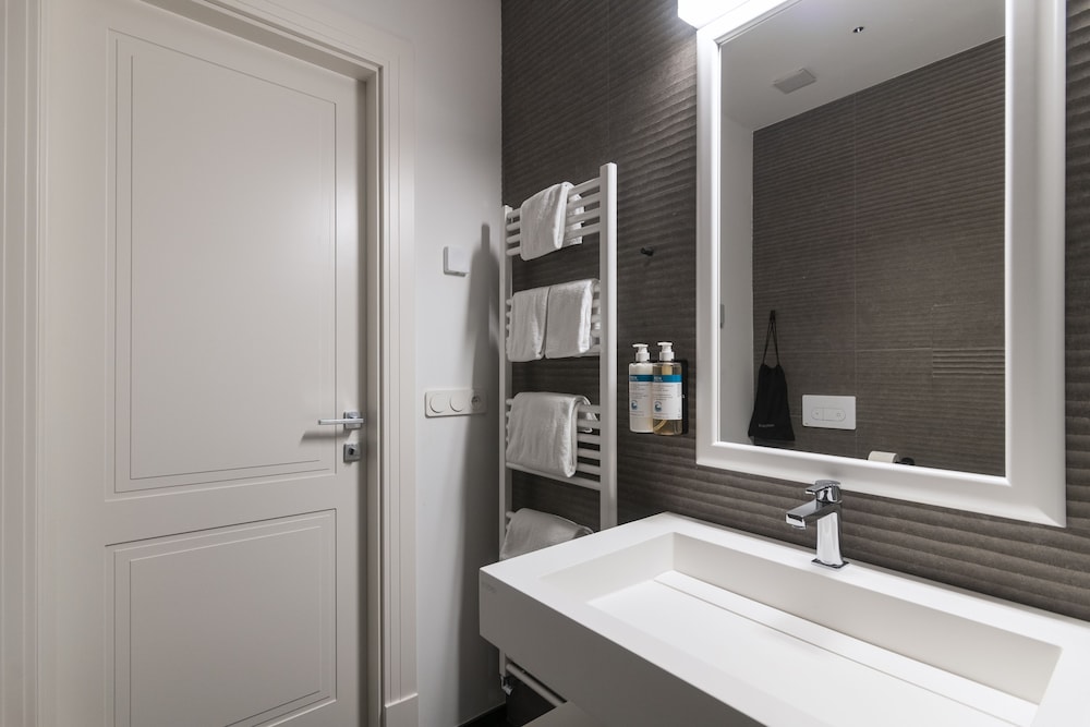 Large Studio with Kitchenette thumbnail 5