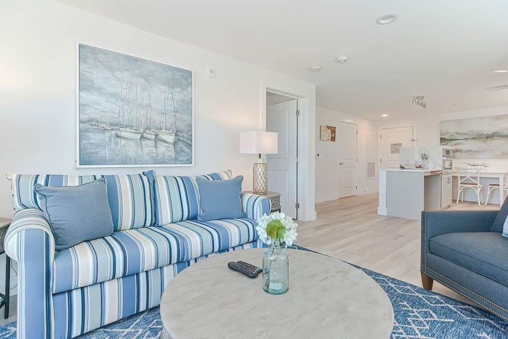 Premier Condo, 1 Bedroom, Balcony, Harbor View (211)