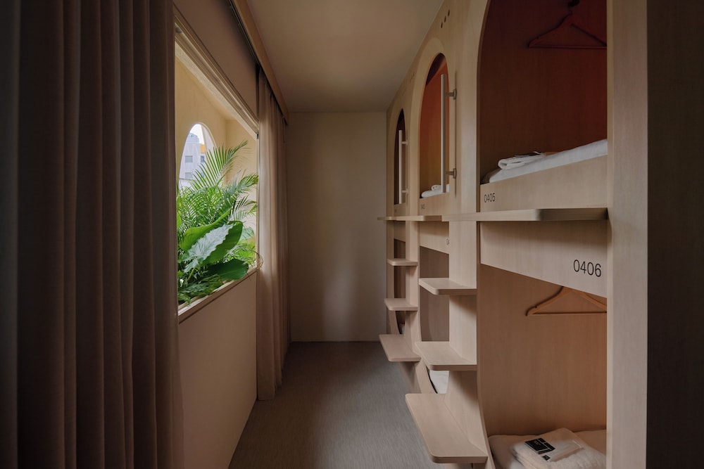 Window Shared Dormitory, Mixed Dorm, Non Smoking photo 2