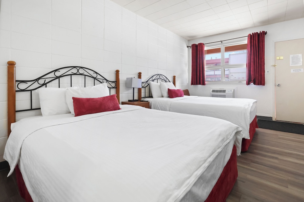 Business Room, 2 Queen Beds (Not pet friendly) photo 3
