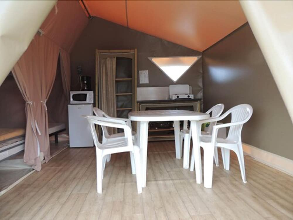 Tent (Canada) photo 1