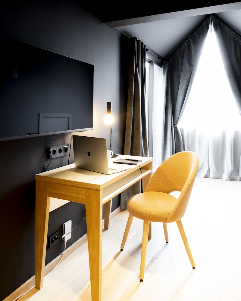 Suite - Photo 3