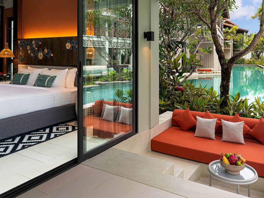 Deluxe Room, 1 King Bed, Pool Access photo 2