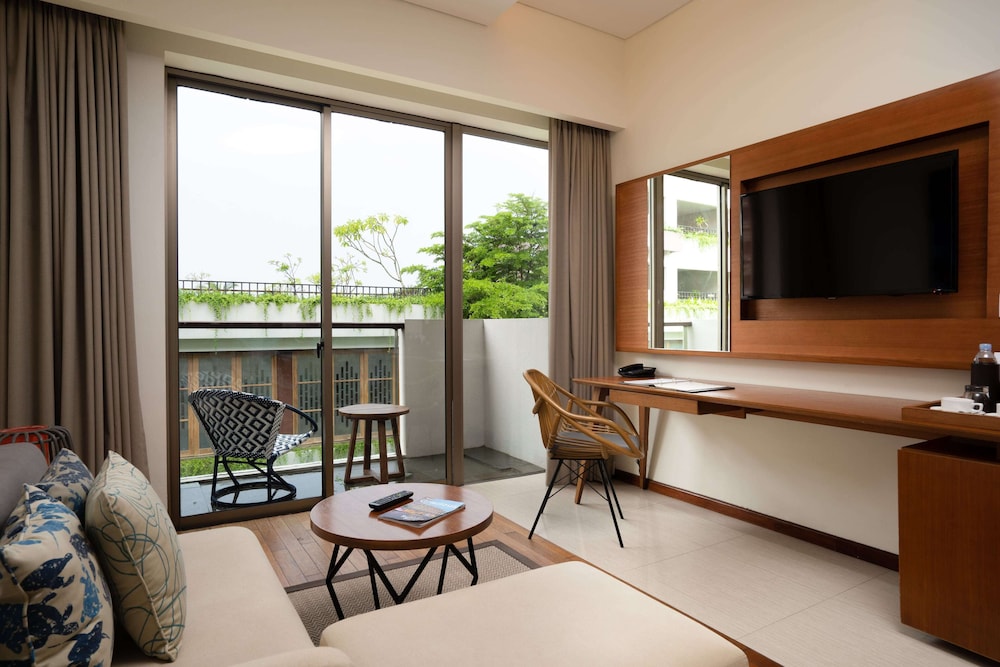 Deluxe Room thumbnail 6