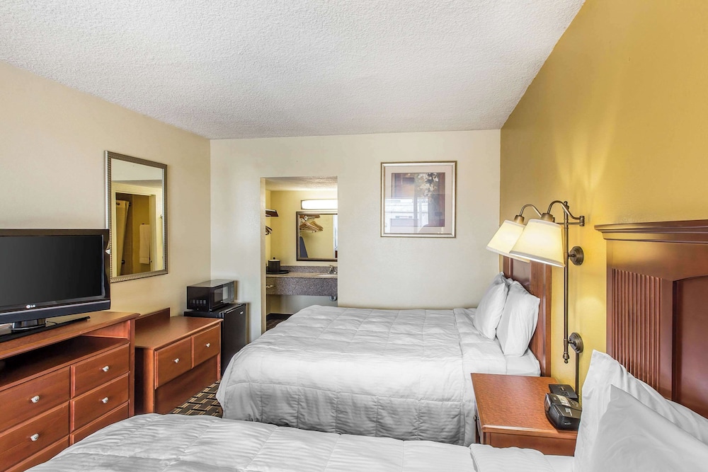 Standard Room, 2 Queen Beds - Photo 7