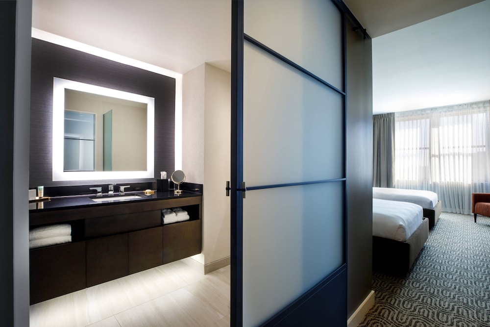 Deluxe Room, 2 Queen Beds (Mobility/Hearing Access, Roll-In Shwr) - Photo 5