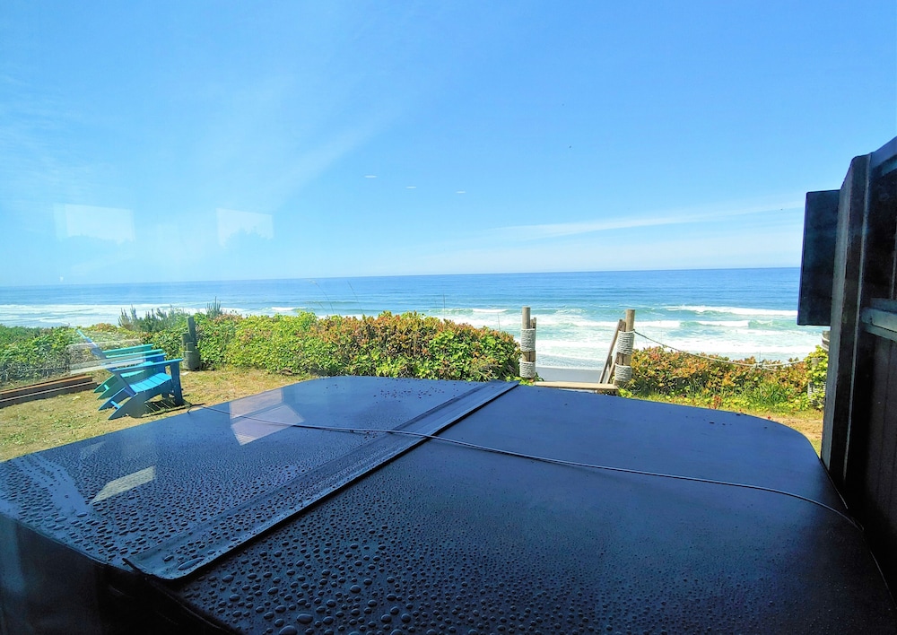 Deluxe Suite, 2 Bedrooms, Hot Tub, Oceanfront (Access via Stairs) photo 2