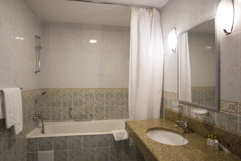Deluxe Room, 1 King Bed photo 2