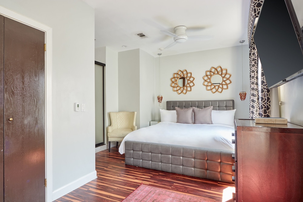 Superior Room, 1 King Bed With Sofa Bed photo 2