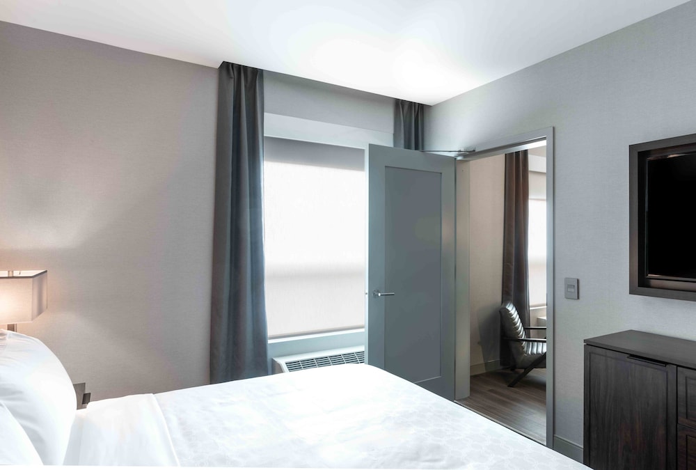 Suite, 1 King Bed, Accessible (Communication, Roll-In Shower) - Photo 1