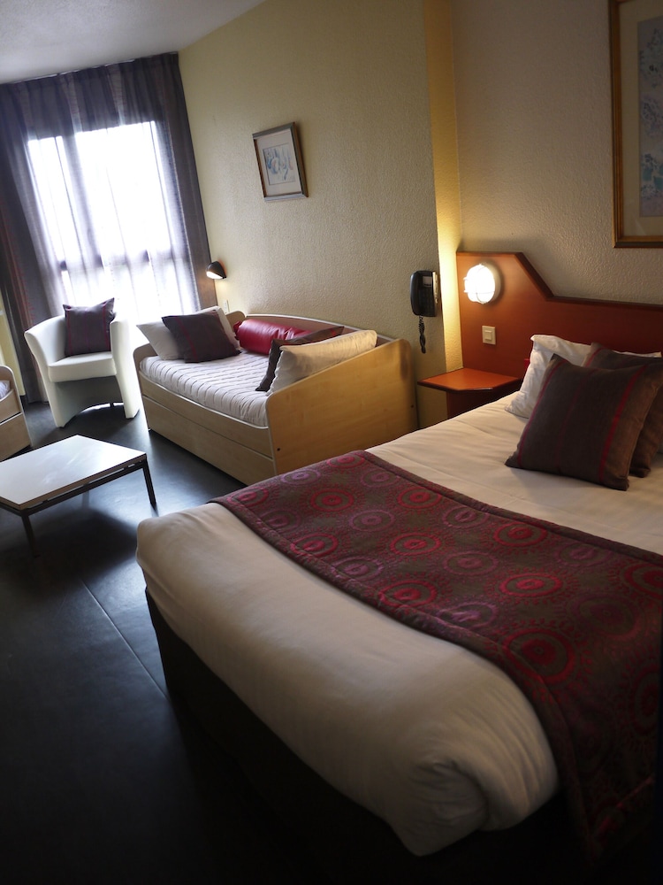 Standard Room, Multiple Beds - Photo 8