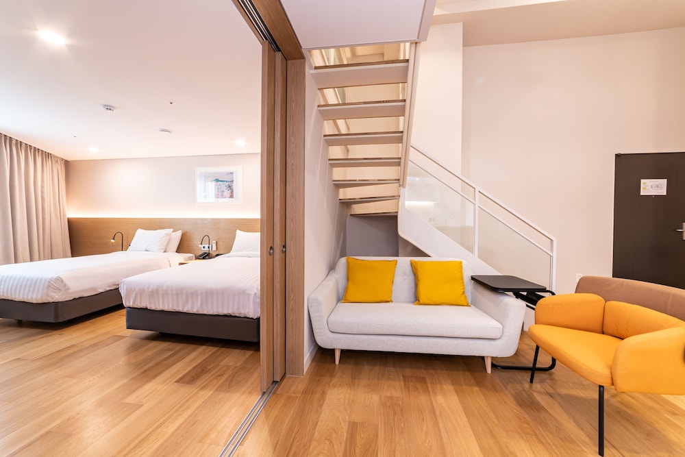 Premium Family Suite With Loft 1602 - Photo 1
