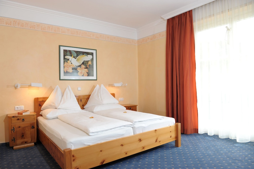Junior Double Room, 1 Queen Bed with Sofa bed, Balcony, Garden Area photo 3