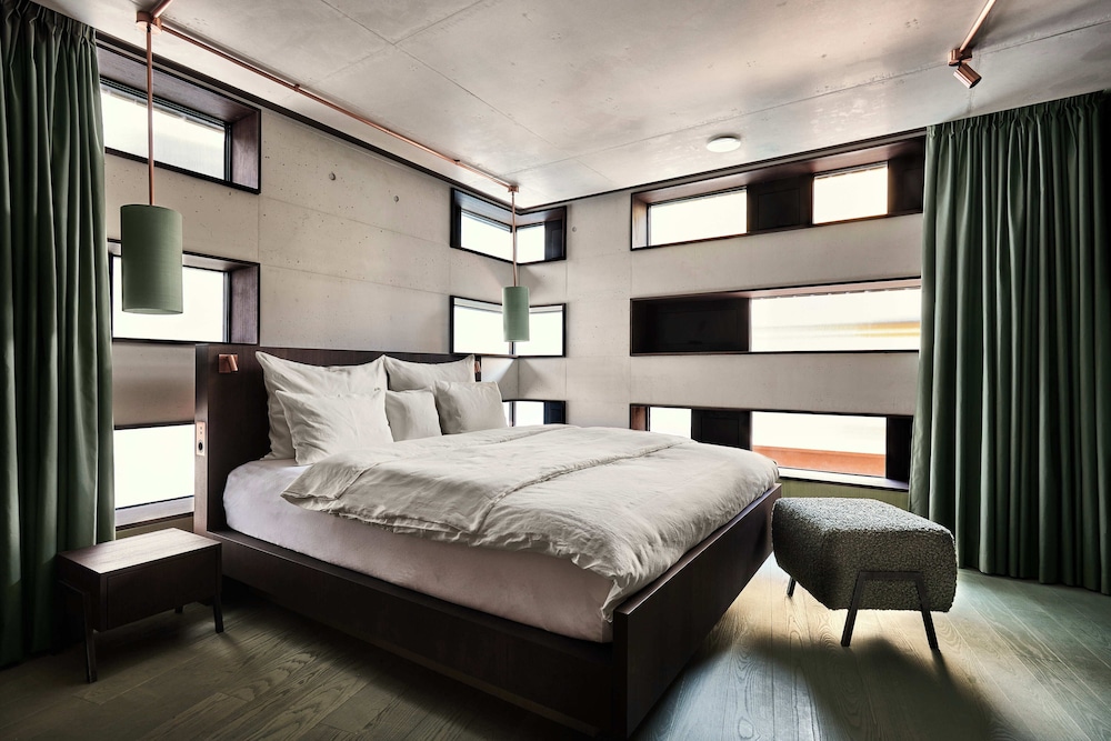 Shared Dormitory, Men only, Shared Bathroom (1 bed in a 10-Bed Dormitory Room) photo 2