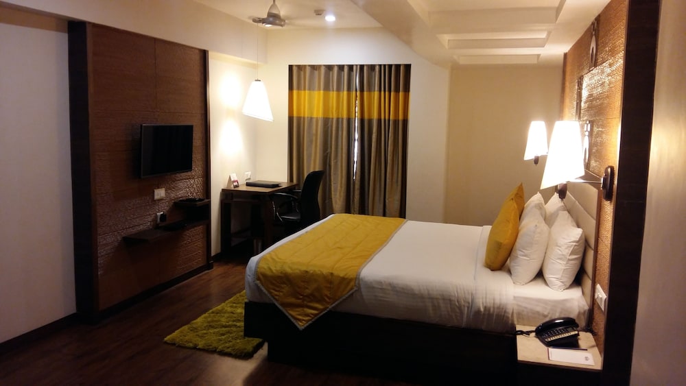Premium Room, 1 King Bed, Non Smoking photo 3