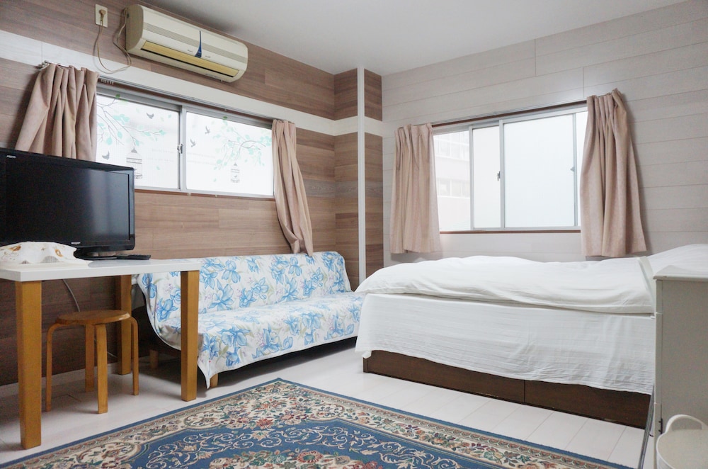 Room (303) photo 1