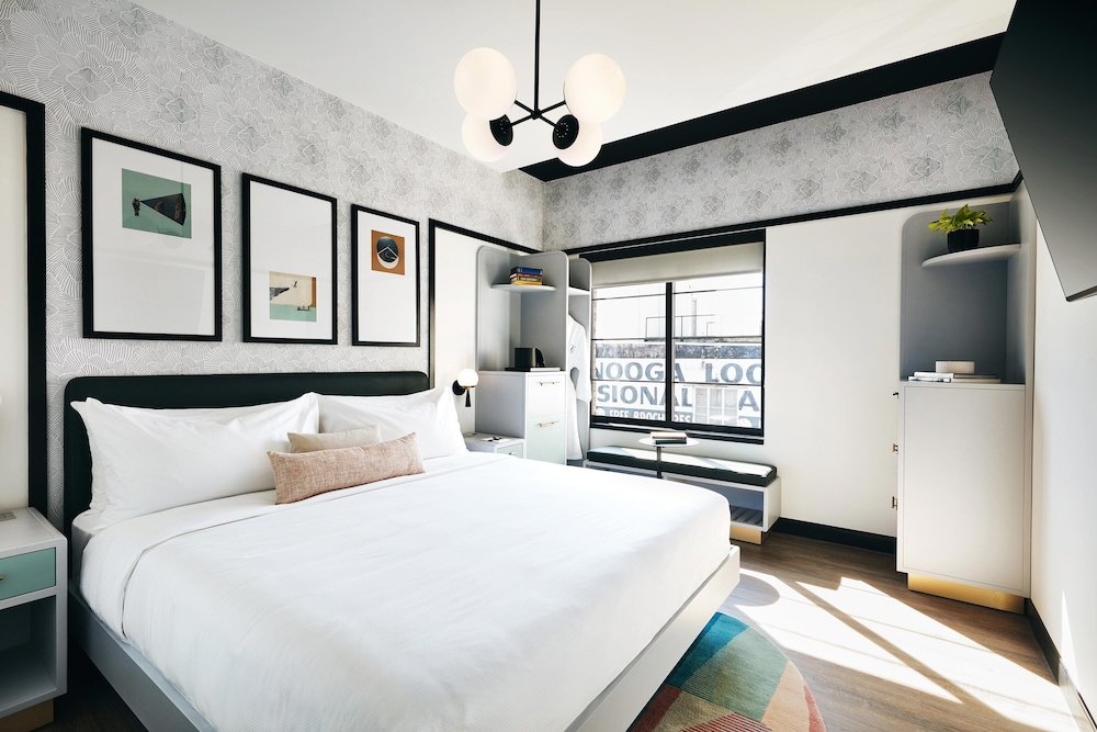 Room, 1 King Bed (Mobility/Hearing Access, Roll-In Shwr) - Photo 1