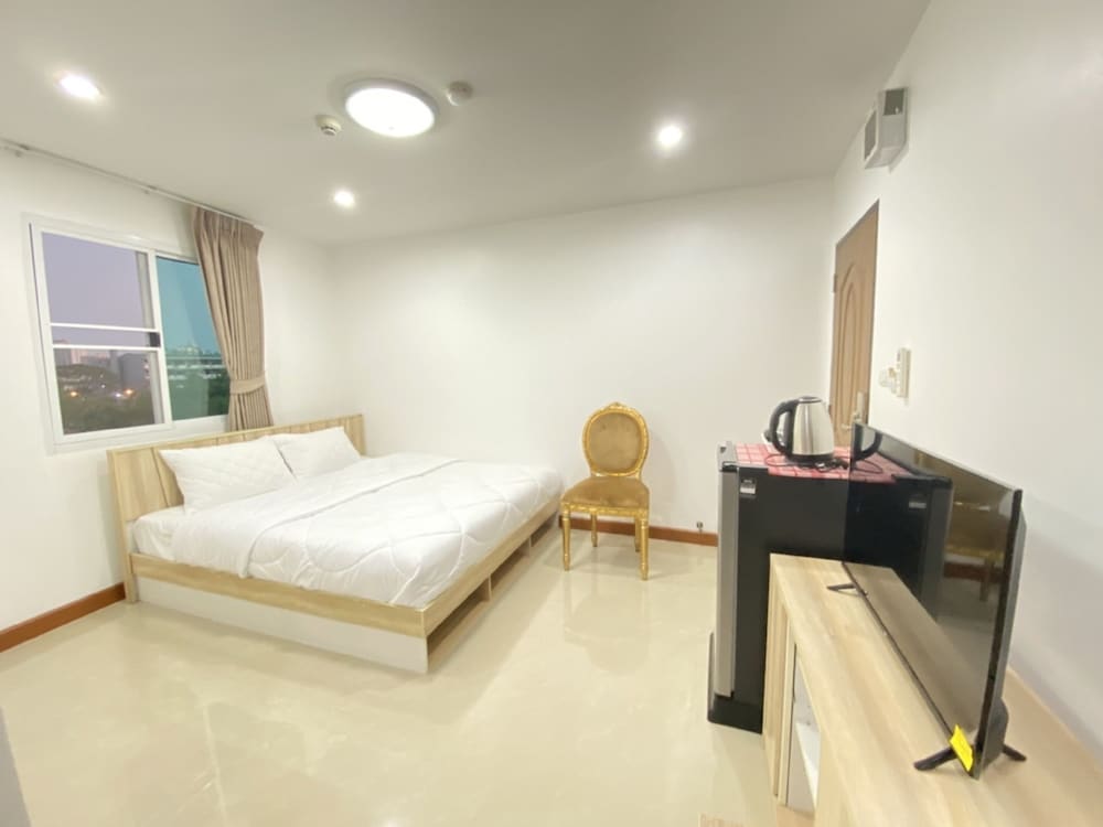 Deluxe Room, 1 King Bed, Non Smoking, City View photo 2