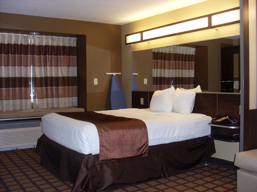Basic Room, 1 Queen Bed, Non Smoking photo 3