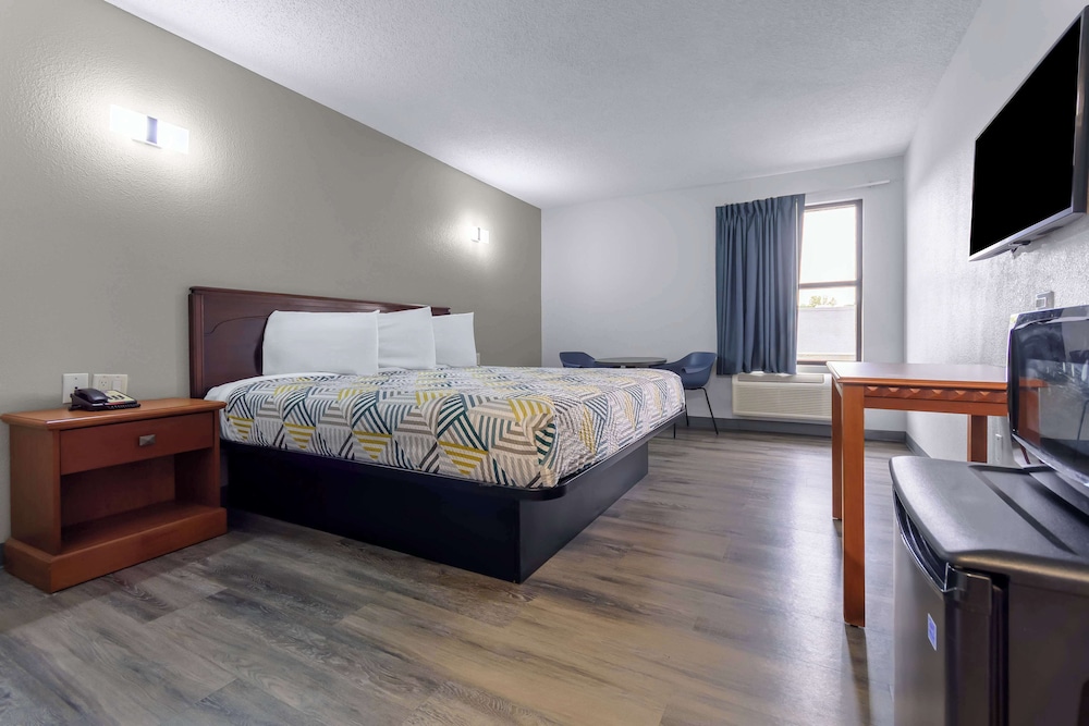 Standard Room, 1 King Bed, Accessible, Non Smoking photo 1