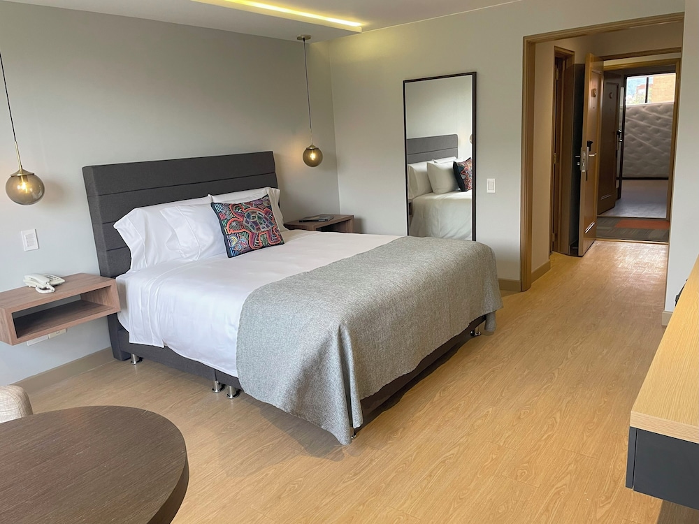 Deluxe Double with Queen bed - Photo 3