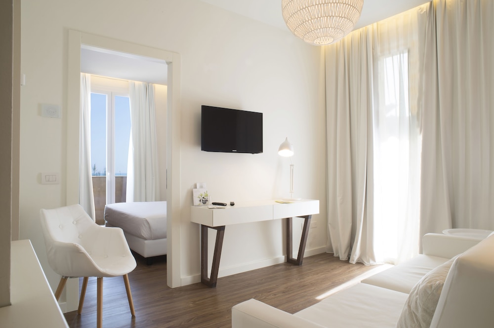 Suite - Photo 2
