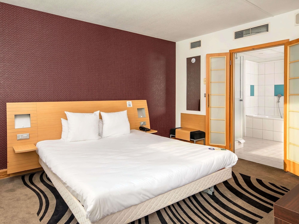 Suite, 1 King Bed with Sofa bed photo 1