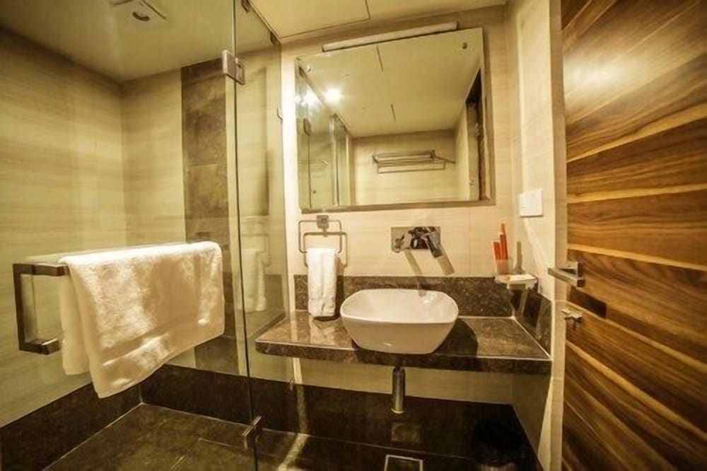 Premium Suite, 1 King Bed, Refrigerator, Park View photo 2