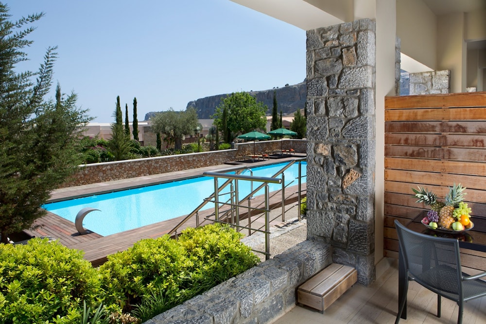 Suite (Sharing Pool, Garden View/ Pool View )