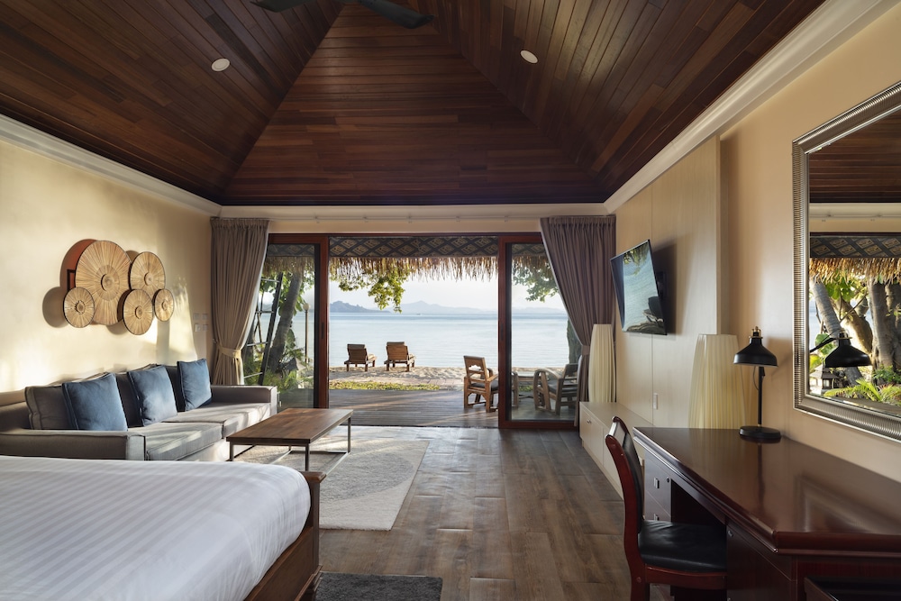 Luxury Beachfront Villa - Photo 5