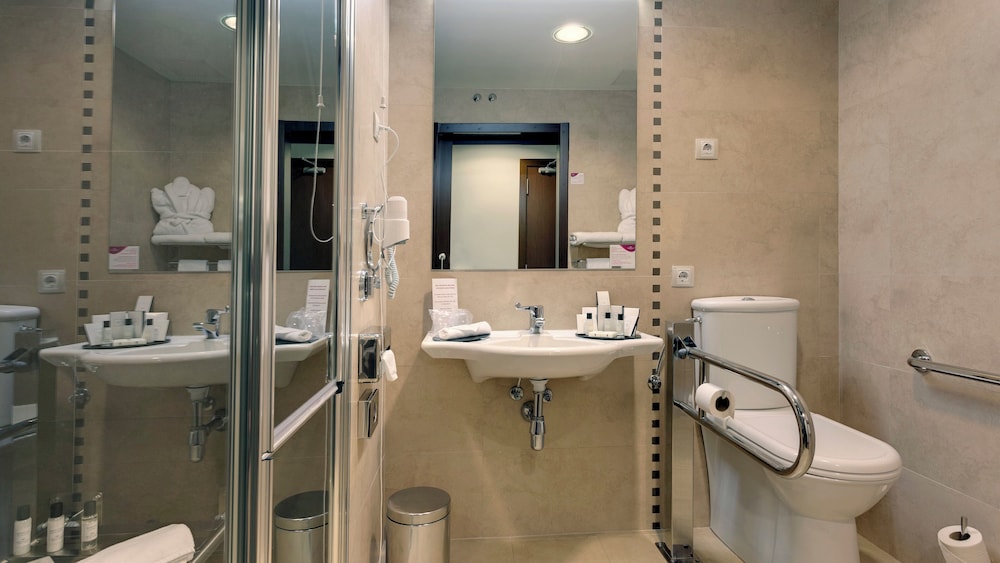 Standard Room, 1 King Bed, Accessible - Photo 1