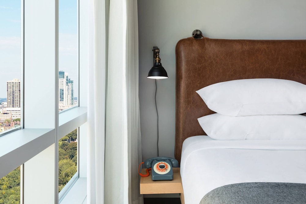 Room, 1 Queen Bed, City View (Corner) - Photo 9