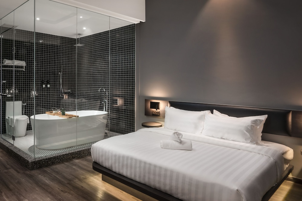 Deluxe Double Room, Bathtub - Photo 2