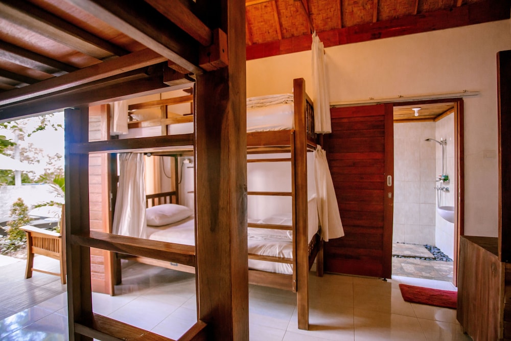 Deluxe Shared Dormitory, Mixed Dorm, Pool View, Poolside photo 2