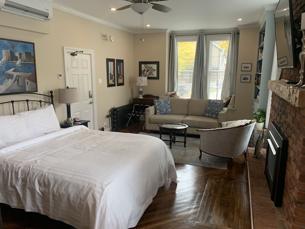 Suite, Queen Bed, Ensuite (Suite One) photo 1