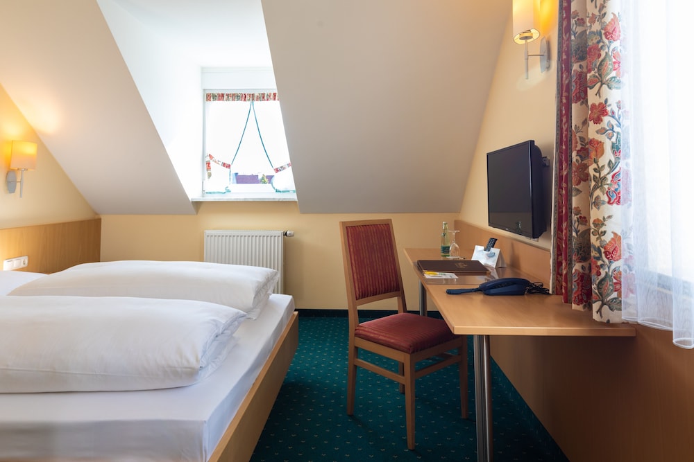 Double room (with a French bed 160x200 in the main building) photo 2