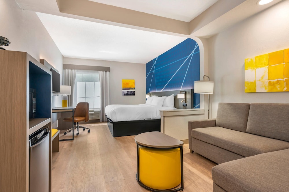 Suite, 1 King Bed, Accessible, Non Smoking - Photo 5