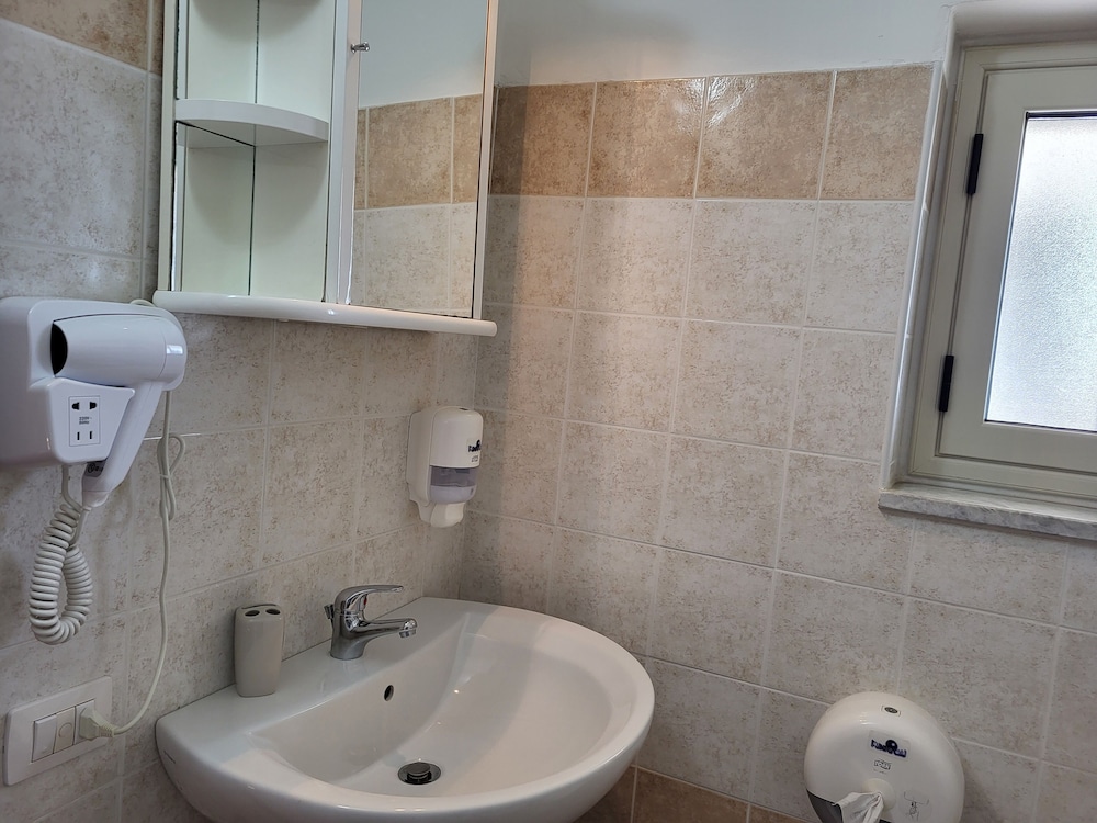 Exclusive Quadruple Room, Ensuite, Poolside, photo 6