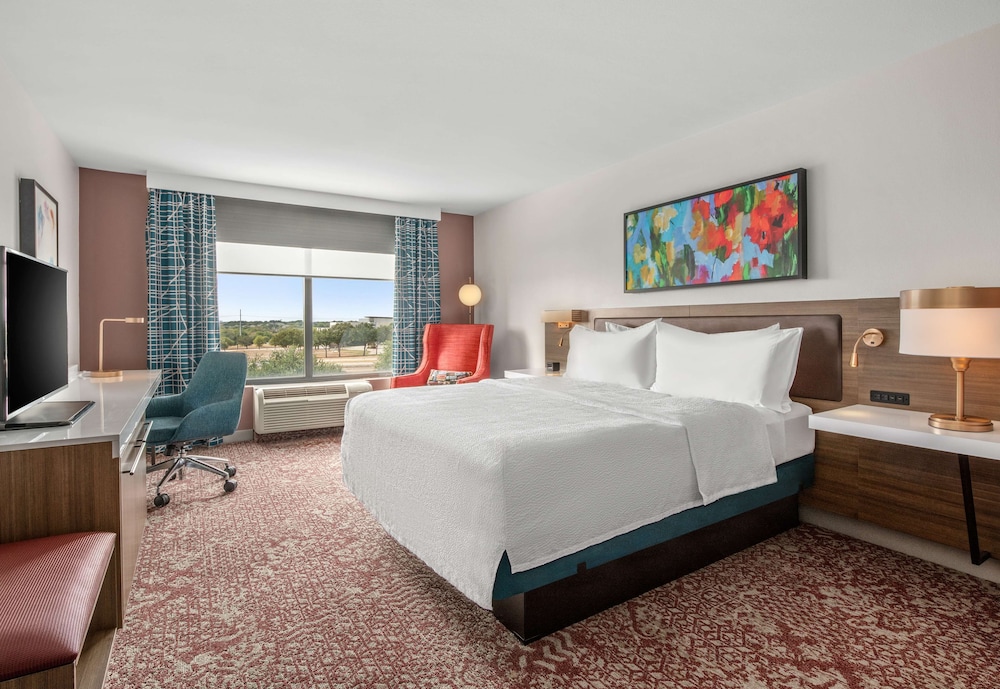 King Bed With Whirlpool photo 2