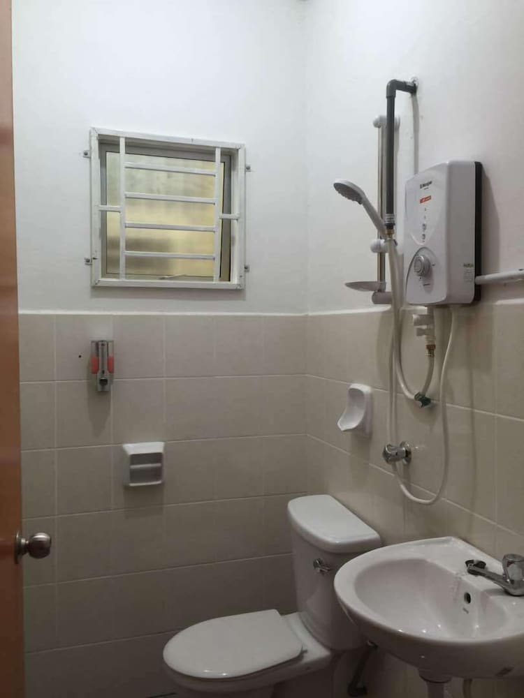 Queen Room, Shared Bathroom photo 3