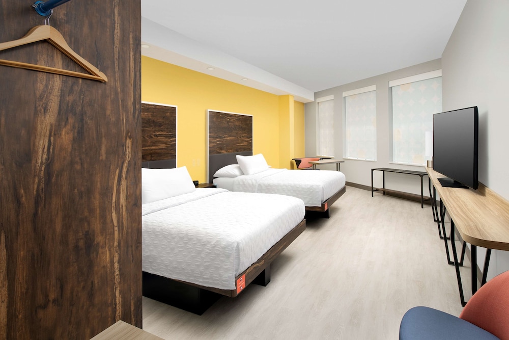 Room, 2 Queen Beds, Accessible (Roll-In Shower)