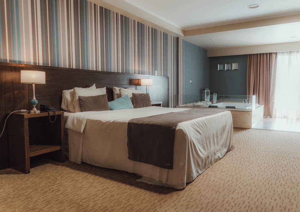 Deluxe Suite, Pool View photo 1