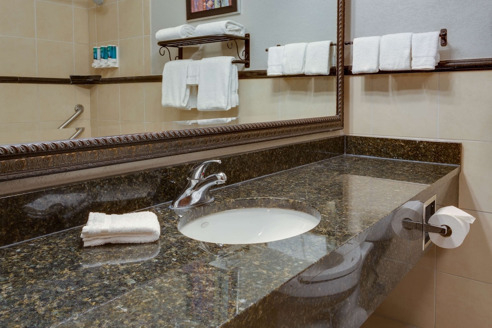 Deluxe Room, 1 King Bed, Accessible, Refrigerator & Microwave (Tub, Upper Floor) photo 3