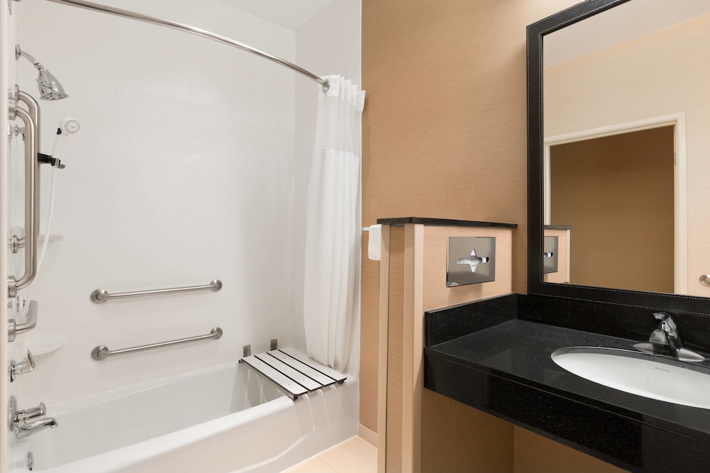Room, 1 King Bed (Mobility/Hearing Accessible, Tub), photo 6