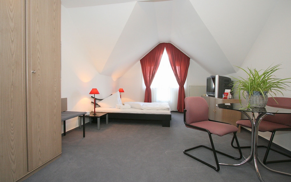 Basic Triple Room, 1 Bedroom, Non Smoking photo 2